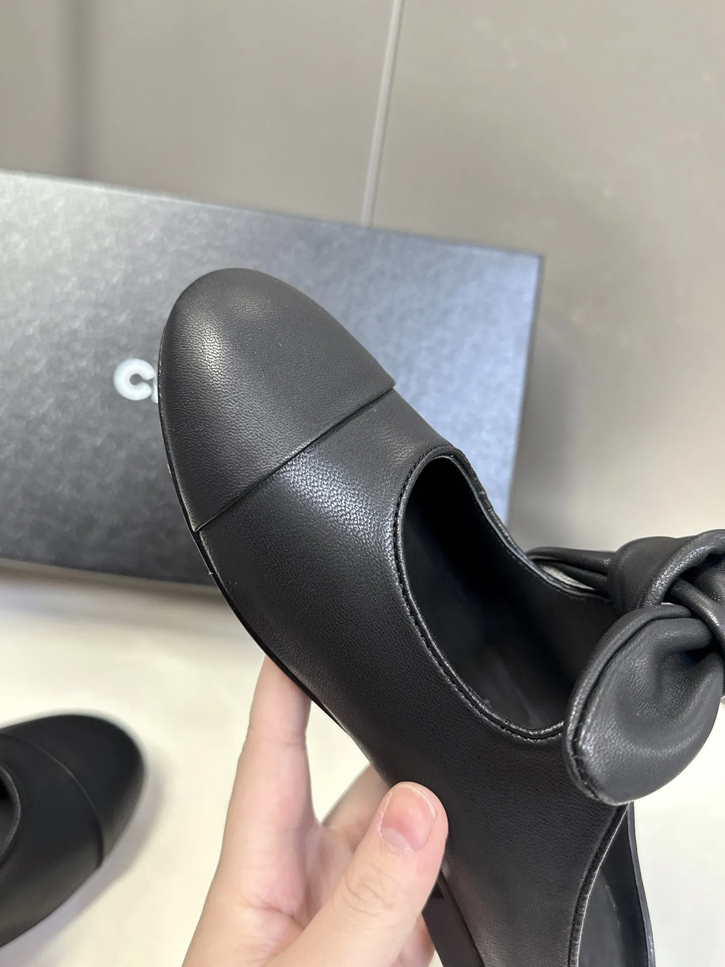 👟👟Ex-factory price 540👟👟 CHANEL Chanel Bow Elastic Strap Flat Shoes Bow Mary Jane shoes are so popular at first sight that you can wear them freely according to the weather changes! Put on socks to instantly transform into cute shoes for spring and summer! Transform into a magical princess in seconds 👸The upper is made of mixed sheepskin and tiptoe silk sheepskin. The foot feels super comfortable. The leather is very soft and skin-friendly. The genuine leather outsole imported from Italy Size: 35-41 (40 41 customized)